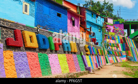 Malang, Indonésie - Juillet 12, 2018 : Jodipan village avec ses maisons colorées peintes ( Kampung Warna Warni ) endroit populaire à visiter pour une visite à pied de la ville Banque D'Images