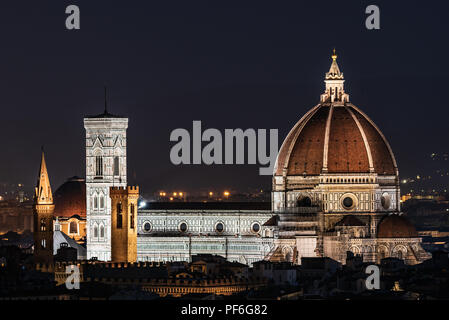 Nuit image de la cathédrale de Florence, officiellement la cathédrale de Santa Maria del Fiore est la cathédrale de Florence, Italie (Duomo di Firenze) horizont Banque D'Images