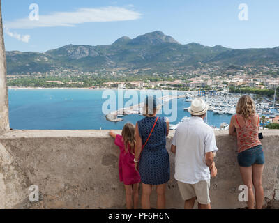 Une famille qui donne sur le port de Calvi, La Balagne, Corse, France, Europe Banque D'Images