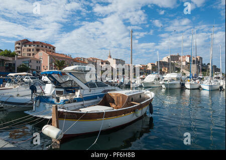 Le port de Calvi avec l'ancienne citadelle derrière, La Balagne, Corse, France, Europe Banque D'Images