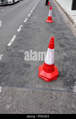Pas de parking à proximité de ces cônes de circulation comme l'espace réservé à l'événement de mariage de stationnement dans la rue de l'église de Warwick, Angleterre Banque D'Images