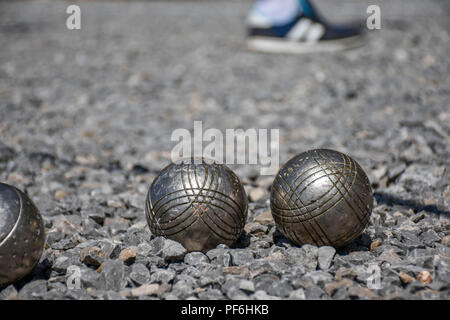 Libre de deux billes d'acier de pétanque sur une surface de gravier Banque D'Images