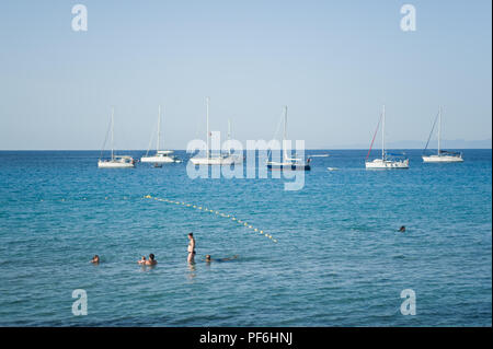 Les touristes appréciant un soir nager près de la marina de l'Île-Rousse, Corse, France, Europe Banque D'Images