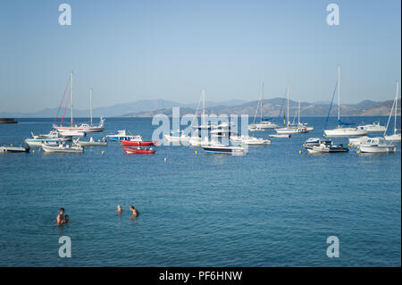 Les touristes appréciant un soir nager près de la marina de l'Île-Rousse, Corse, France, Europe Banque D'Images