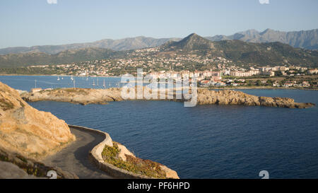 Une vue panoramique vers le port et la ville de l'Île-Rousse, Corse, France, Europe Banque D'Images