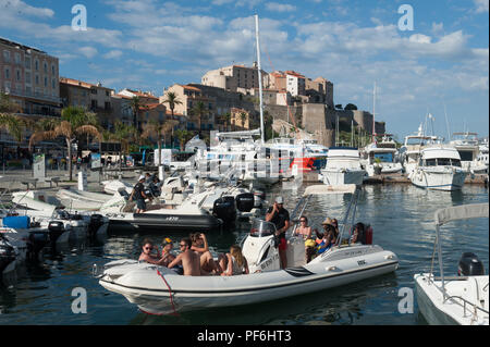 Un groupe de touristes arrivent dans le port d'un voyage en bateau d'excursion à Calvi, Corse, France, Europe Banque D'Images