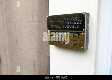 Chirurgie dentiste affiche de porte en laiton sur la paroi extérieure du bâtiment Banque D'Images