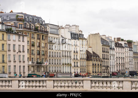 La ville de Paris - Bâtiments du quai des Grands Augustins vu depuis le pont Saint Michel à Paris, France, Europe. Banque D'Images