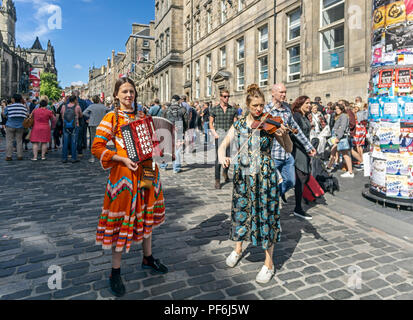Les artistes de rue à l'affiche à l'Edinburgh Festival Fringe 2017 dans la rue principale partie du Royal Mile à Édimbourg, Écosse Royaume-Uni Banque D'Images