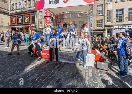 L'exécution à l'Edinburgh Festival Fringe 2017 dans la rue principale partie du Royal Mile à Édimbourg, Écosse Royaume-Uni Banque D'Images