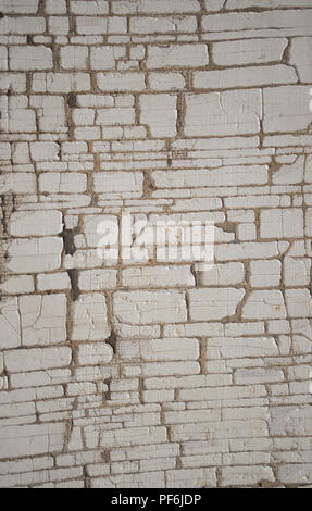 Gros plan de fond grunge peeling peinture blanche écaillée sur des planches en toile Banque D'Images