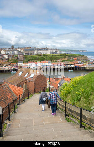 Vue de la célèbre 199 marches dans la ville historique de Whitby, North Yorkshire, Angleterre. Banque D'Images