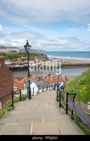 Vue de la célèbre 199 marches dans la ville historique de Whitby, North Yorkshire, Angleterre. Banque D'Images