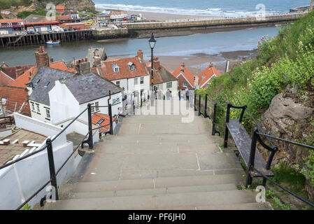 Vue de la célèbre 199 marches dans la ville historique de Whitby, North Yorkshire, Angleterre. Banque D'Images