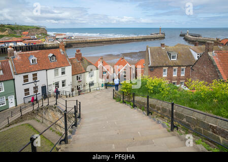 Vue de la célèbre 199 marches dans la ville historique de Whitby, North Yorkshire, Angleterre. Banque D'Images