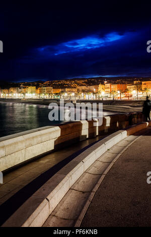 Sur les toits de la ville de Nice en France à partir de la promenade au bord de la nuit Banque D'Images