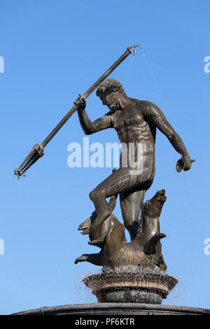 Fontaine de Neptune, la statue en bronze du dieu romain de la mer isolés contre ciel bleu dans la vieille ville de Gdansk en Pologne ville Banque D'Images