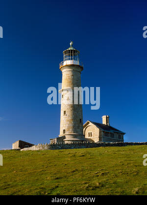 L'ancien phare phare, Lundy Island, Devon. Vue extérieure à la nord-est, la fin de l'après-midi au phare tour ronde et keepers house. Banque D'Images