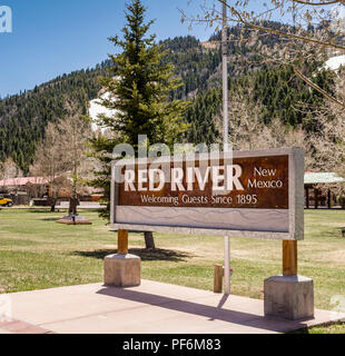 La rivière Rouge, Nouveau Mexique, USA signe sur l'Enchanted Circle Scenic Byway dans le nord du Nouveau Mexique les montagnes. Banque D'Images