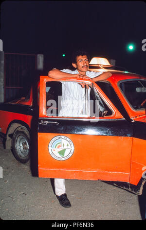 Managua, Nicaragua, élections, Feb 1990 ; Un chauffeur de taxi en attente de clients. Banque D'Images