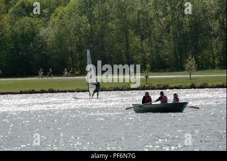 L'aviron et planche à voile à Rother Valley Country Park est un plaisir pour la famille et offre des activités pour toute la famille à Rotherham South Yorkshire, UK Banque D'Images