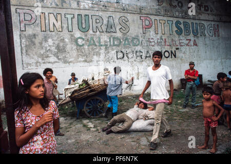 Managua, Nicaragua, 12 février 1990 ; les gens passer marchandises comme un train de marchandises par chemin de fer gare de Managua en disques durs. Banque D'Images