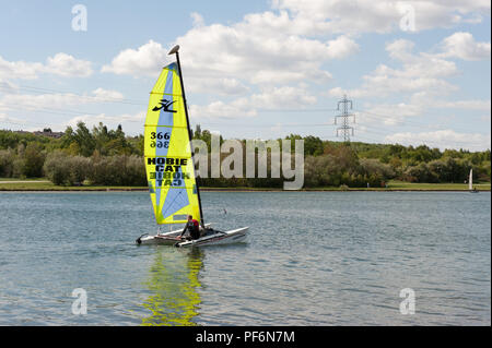 La voile en Rother Valley Country Park offre amusement et propose des activités de loisirs pour toute la famille à Rotherham South Yorkshire, UK Banque D'Images