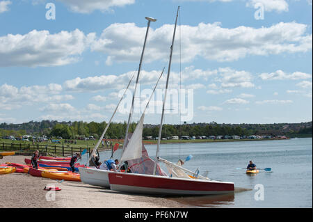 La voile en Rother Valley Country Park offre des distractions et des activités de loisirs pour toute la famille à Rotherham South Yorkshire, UK Banque D'Images