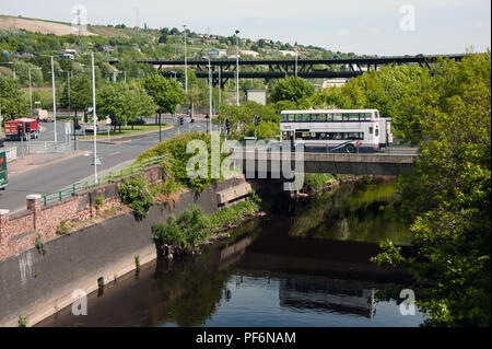 Un bus des transports publics locaux voyages sur la rivière Don pont sur sa route de service de la station de bus d'échange meadowhall Sheffield UK Banque D'Images