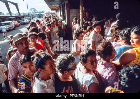 Managua, Nicaragua, juin 1986. Les gens faisant la queue pour recevoir des bons d'alimentation, Mercado Roberto Huembes marché. Banque D'Images