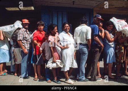 Managua, Nicaragua, juin 1986. Les gens faisant la queue pour recevoir des bons d'alimentation, Mercado Roberto Huembes marché. Banque D'Images