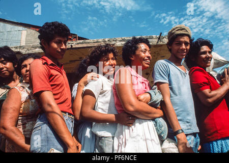 Managua, Nicaragua, juin 1986. Les gens faisant la queue pour recevoir des bons d'alimentation, Mercado Roberto Huembes marché. Banque D'Images