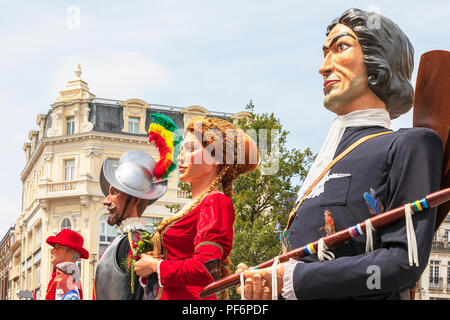 Le défilé des géants, les fêtes de Gayant, un festival annuel célébrant le géant comme le symbole de Douai lorsque de grands mannequins représentant le Gayant Banque D'Images