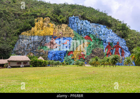 Attraction touristique, peinture murale géante faite pour ressembler à un travail préhistorique, dans le Parque Nacional Viñales, Sierra de Viñales, Cuba Banque D'Images