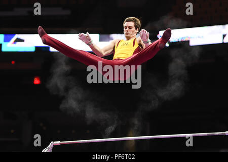 Boston, Massachussetts, USA. Août 18, 2018. ELLIS MANNON est en concurrence à la barre fixe lors de la dernière ronde de la compétition tenue au TD Garden de Boston, Massachusetts. Credit : Amy Sanderson/ZUMA/Alamy Fil Live News Banque D'Images