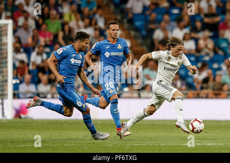 Santiago Bernabeu, Madrid, Espagne. Août 19, 2018. La Liga football, Real Madrid contre Getafe, Luka Modric (Real Madrid) entraîne l'avant sur la balle awayb de Cabrera et Maksimovi&# x107 ; (Get) : Action de Crédit Plus Sport/Alamy Live News Banque D'Images