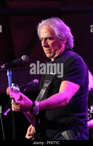 Ventura, Californie, USA. 18 août, 2018. Musique artiste Danny Kortchmar assistant à l'AlertTheGlobe.com Concert événement le 18 août 2018 avec le guitariste légendaire Waddy Wachtel et Rolling Stones chanteur Bernard Fowler a tenu à Discovery Ventura à Ventura, Californie. Credit : Sheri Determan/Alamy Live News Banque D'Images