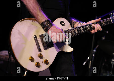 Ventura, Californie, USA. 18 août, 2018. Guitariste Waddy Wachtel l'exécution à l'AlertTheGlobe.com Concert événement le 18 août 2018 avec le guitariste légendaire Waddy Wachtel et Rolling Stones chanteur Bernard Fowler a tenu à Discovery Ventura à Ventura, Californie. Credit : Sheri Determan/Alamy Live News Banque D'Images