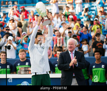 Mason, Ohio, USA. 19 août 2018 : Novak Djokovic (SRB) détient en altitude le trophée à l'ouest de Rookwood le Sud de l'ouvrir à Mason, Ohio, USA. Brent Clark/Alamy Live News Banque D'Images