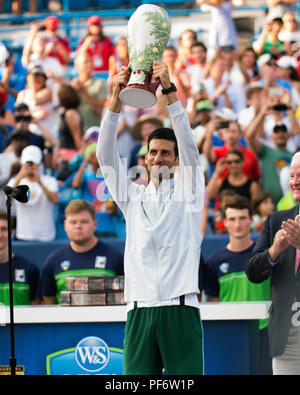 Mason, Ohio, USA. 19 août 2018 : Novak Djokovic (SRB) détient en altitude le trophée à l'ouest de Rookwood le Sud de l'ouvrir à Mason, Ohio, USA. Brent Clark/Alamy Live News Banque D'Images