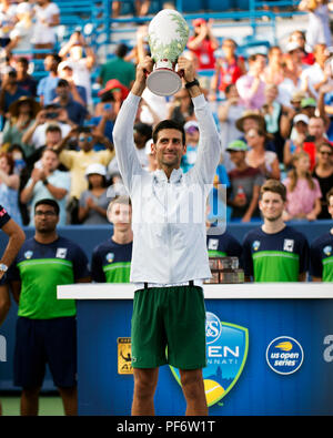 Mason, Ohio, USA. 19 août 2018 : Novak Djokovic (SRB) détient en altitude le trophée à l'ouest de Rookwood le Sud de l'ouvrir à Mason, Ohio, USA. Brent Clark/Alamy Live News Banque D'Images