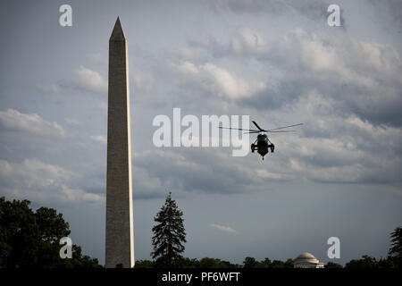 Washington, District de Columbia, Etats-Unis. Août 19, 2018. Le Président des Etats-Unis, Donald J. Trump arrive sur la pelouse Sud à bord de l'un avec la Première Dame Melania Trump et son fils Barron, après son retour à la Maison Blanche, le mardi 19 août 2018 à Washington, DC Président Trump revenait de la fin de semaine à son Bedminster, New Jersey golf resort. Credit : Pete Marovich/Piscine via CNP Crédit : Pete Marovich/CNP/ZUMA/Alamy Fil Live News Banque D'Images