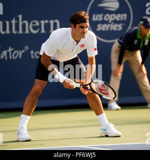 Mason, Ohio, USA. 19 août 2018 : Roger Federer (SUI) prépare lui-même contre Novak Djokovic (SRB) à la région du sud-ouest de l'ouvrir à Mason, Ohio, USA. Brent Clark/Alamy Live News Banque D'Images