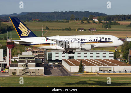 Zurich, Suisse. Août 11, 2018. Singapore Airlines Airbus 380-800, à l'atterrissage à l'aéroport de Zurich Kloten. Crédit : Fabrizio Gandolfo/SOPA Images/ZUMA/Alamy Fil Live News Banque D'Images