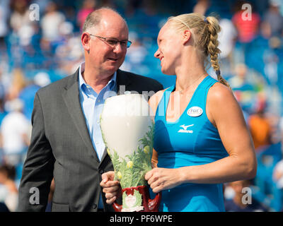 19 août 2018 - Kiki Bertens des Pays-Bas avec les gagnants trophée de l'ouest et sud de l'Open 2018 Premier tournoi de tennis WTA 5. Cincinnati, Ohio, USA. 19 août 2018. Credit : AFP7/ZUMA/Alamy Fil Live News Banque D'Images