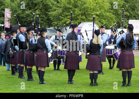 Glasgow Green, Écosse, Royaume-Uni. 18 Aug 2018.Autour de 8000 pipers et batteurs ont pris part au Championnat 2018 le vendredi et samedi. Les foules se sont rassemblés pour regarder les bandes de lecture. Le monde Pipe Band Championships comme nous les connaissons actuellement ont été organisées depuis 1947. 214 bandes de tuyau de 13 pays étaient en compétition les 17 et 18 août de cette année. L'événement a accueilli des concurrents de l'Ecosse, Europe, Amérique du Nord, en Nouvelle-Zélande et en Australie. Malgorzata crédit Larys / Alamy Live News Banque D'Images