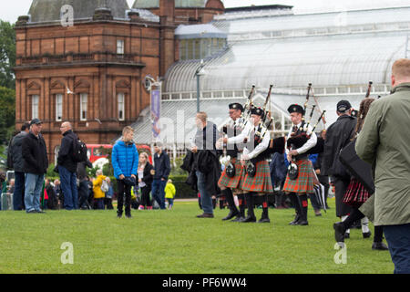 Glasgow Green, Écosse, Royaume-Uni. 18 Aug 2018.Autour de 8000 pipers et batteurs ont pris part au Championnat 2018 le vendredi et samedi. Les foules se sont rassemblés pour regarder les bandes de lecture. Le monde Pipe Band Championships comme nous les connaissons actuellement ont été organisées depuis 1947. 214 bandes de tuyau de 13 pays étaient en compétition les 17 et 18 août de cette année. L'événement a accueilli des concurrents de l'Ecosse, Europe, Amérique du Nord, en Nouvelle-Zélande et en Australie. Malgorzata crédit Larys / Alamy Live News Banque D'Images