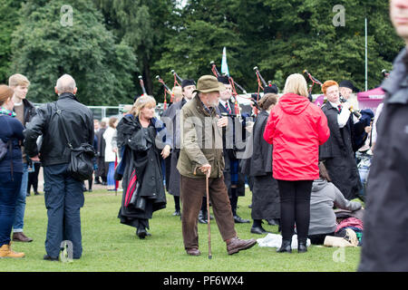 Glasgow Green, Écosse, Royaume-Uni. 18 Aug 2018.Autour de 8000 pipers et batteurs ont pris part au Championnat 2018 le vendredi et samedi. Les foules se sont rassemblés pour regarder les bandes de lecture. Le monde Pipe Band Championships comme nous les connaissons actuellement ont été organisées depuis 1947. 214 bandes de tuyau de 13 pays étaient en compétition les 17 et 18 août de cette année. L'événement a accueilli des concurrents de l'Ecosse, Europe, Amérique du Nord, en Nouvelle-Zélande et en Australie. Malgorzata crédit Larys / Alamy Live News Banque D'Images