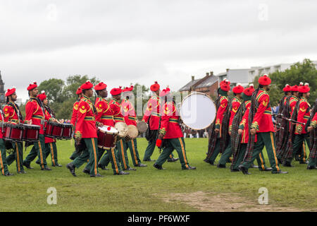 Glasgow Green, Écosse, Royaume-Uni. 18 Aug 2018.Autour de 8000 pipers et batteurs ont pris part au Championnat 2018 le vendredi et samedi. Les foules se sont rassemblés pour regarder les bandes de lecture. Le monde Pipe Band Championships comme nous les connaissons actuellement ont été organisées depuis 1947. 214 bandes de tuyau de 13 pays étaient en compétition les 17 et 18 août de cette année. L'événement a accueilli des concurrents de l'Ecosse, Europe, Amérique du Nord, en Nouvelle-Zélande et en Australie. Malgorzata crédit Larys / Alamy Live News Banque D'Images