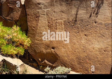 China Lake, CA, USA. Apr 26, 2014. Peu de Petroglyph Canyon au China Lake, Naval Air Weapons Station dans le désert de Mojave, contient plus de 20 000 images pétroglyphes documenté. Ils ont été crées par le COSO de gens qui ont habité la région de Paleoindian jusqu'à présent. Les images sont gravés dans le basalte et sont la plus grande concentration de pétroglyphes de l'hémisphère occidental. Big et Little Petroglyph Canyons sont un espace National Historic Landmark. En 2001, ils ont été intégrés dans un plus grand National Historic Landmark District, appelé le Coso Rock Art Distri Banque D'Images